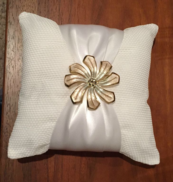 I also make a ring bearer pillow for Archer to carry, usong a vintage brooch from ebay and the same lace as the tablecloths
